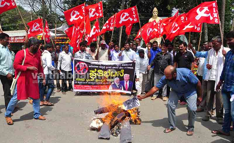 ಅಮೇರಿಕಾ ಅಧ್ಯಕ್ಷರ ಭಾರತ ಭೇಟಿಗೆ ವಿರೋಧ: ಹಾಸನದಲ್ಲಿ ಟ್ರಂಪ್-ಮೋದಿ ಪ್ರತಿಕೃತಿ ದಹಿಸಿ ಪ್ರತಿಭಟನೆ