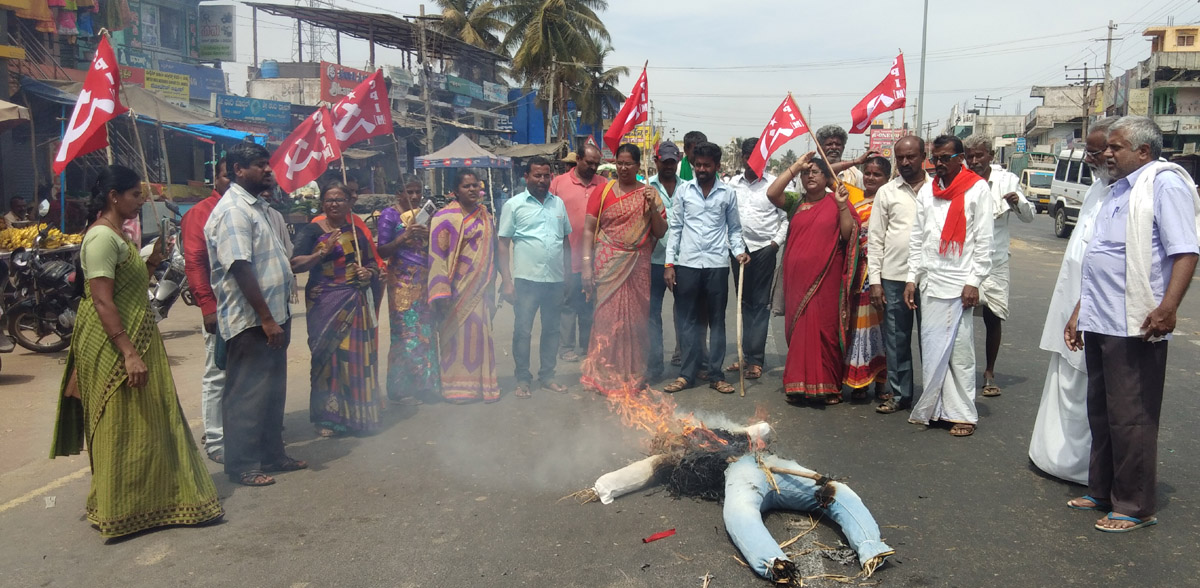 ಟ್ರಂಪ್ ಭಾರತ ಭೇಟಿ ವಿರೋಧಿಸಿ ರಾಜ್ಯದ ವಿವಿಧೆಡೆ ಪ್ರತಿಭಟನೆ: ಪ್ರತಿಕೃತಿ ದಹಿಸಿ ಆಕ್ರೋಶ
