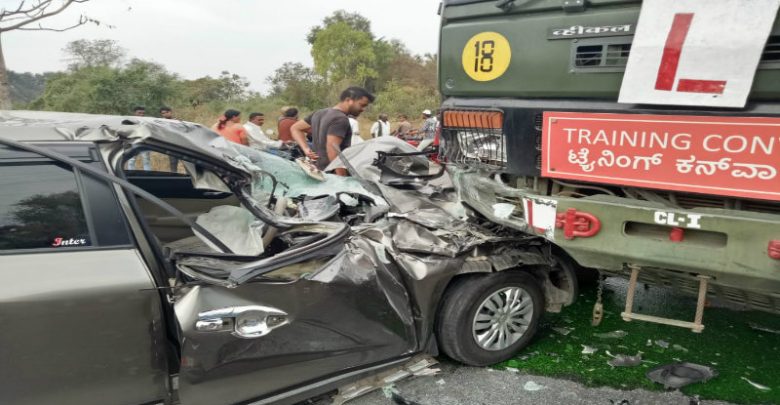 ಅರೆಸೇನಾ ಪಡೆಯ ತರಬೇತಿ ವಾಹನಕ್ಕೆ ಕಾರು ಢಿಕ್ಕಿ: ಚಾಲಕನಿಗೆ ಗಂಭೀರ ಗಾಯ