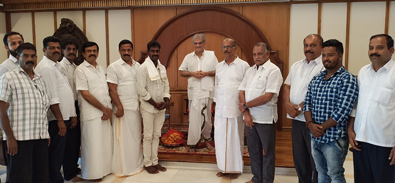 ಕಂಬಳ ಕೋಣಗಳ ಓಟಗಾರ ಶ್ರೀನಿವಾಸ ಗೌಡಗೆ ವೀರೇಂದ್ರ ಹೆಗ್ಗಡೆ ಸನ್ಮಾನ