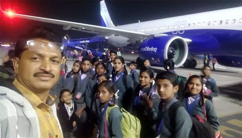 ಮ. ಪ್ರದೇಶ: ತನ್ನ ಉಳಿತಾಯದ ಹಣದಲ್ಲಿ ವಿದ್ಯಾರ್ಥಿಗಳನ್ನು ದಿಲ್ಲಿಗೆ ವಿಮಾನದಲ್ಲಿ ಕರೆದೊಯ್ದ ಮುಖ್ಯೋಪಾಧ್ಯಾಯರು