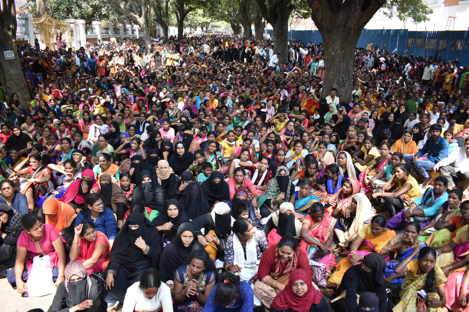 ಬೆಂಗಳೂರು: ಮೈಕ್ರೋ ಫೈನಾನ್ಸ್ ಸಂಸ್ಥೆಗಳ ವಿರುದ್ಧ ಬೀದಿಗಿಳಿದ ಸಾವಿರಾರು ಮಹಿಳೆಯರು