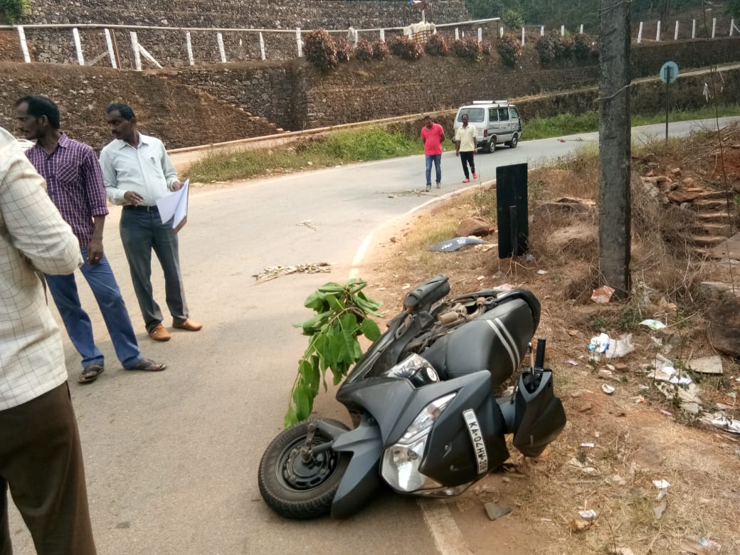 ಸ್ಕೂಟಿ-ಓಮ್ನಿ ಅಪಘಾತ: ಯುವಕ ಮೃತ್ಯು, ಓರ್ವ ಗಂಭೀರ
