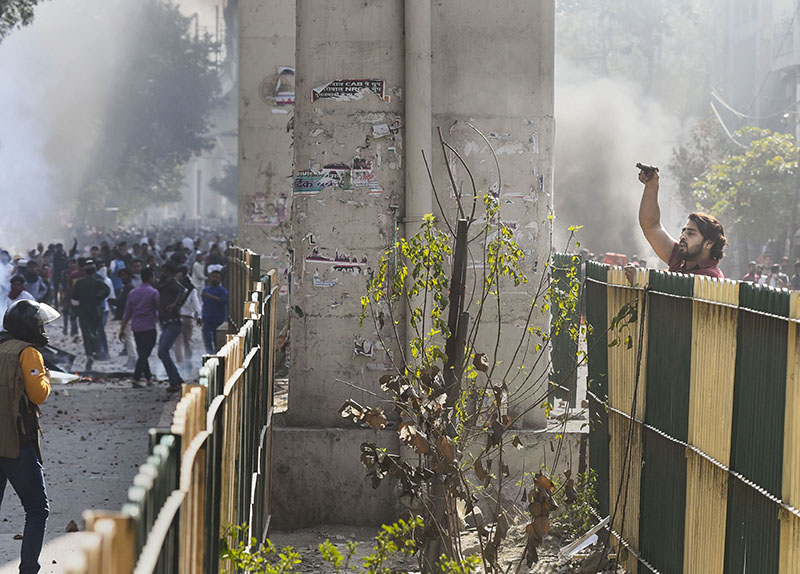 ಸಿಎಎ ಪರ-ವಿರೋಧಿ ಘರ್ಷಣೆ: ದಿಲ್ಲಿ ಪೊಲೀಸ್ ಸಿಬ್ಬಂದಿಗೆ ಗನ್ ತೋರಿಸಿ ಗುಂಡು ಹಾರಿಸಿದ ಕಿಡಿಗೇಡಿ!