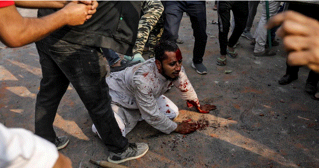 ದಿಲ್ಲಿ: ವ್ಯಕ್ತಿಯನ್ನು ಸುತ್ತುವರಿದು ರಕ್ತ ಒಸರುವಂತೆ ದೊಣ್ಣೆಗಳಿಂದ ಥಳಿಸಿದ ಸಿಎಎ ಬೆಂಬಲಿಗರು