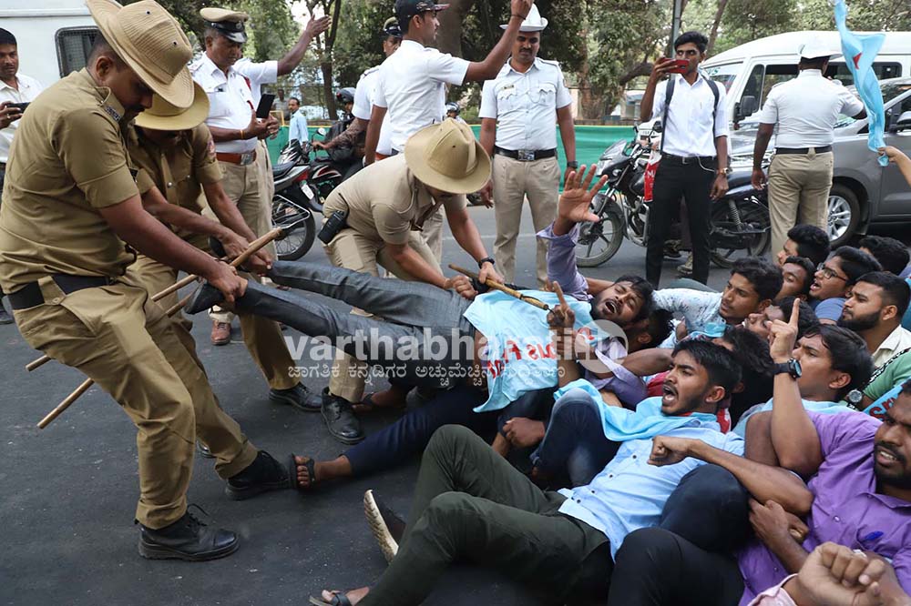 ದಿಲ್ಲಿ ಹಿಂಸಾಚಾರ ಖಂಡಿಸಿ ರಾಜಭವನಕ್ಕೆ ಮುತ್ತಿಗೆ ಯತ್ನ: ಸಿಎಫ್ಐ ಕಾರ್ಯಕರ್ತರು ಪೊಲೀಸ್ ವಶಕ್ಕೆ