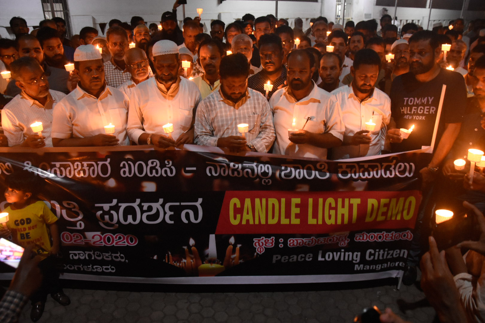 ದೆಹಲಿ ಹಿಂಸಾಚಾರ ಖಂಡಿಸಿ ‘ಶಾಂತಿ ಪ್ರಿಯ ನಾಗರಿಕರು-ಮಂಗಳೂರು’ವತಿಯಿಂದ ಮೊಂಬತ್ತಿ ಹಿಡಿದು ಪ್ರತಿಭಟನೆ