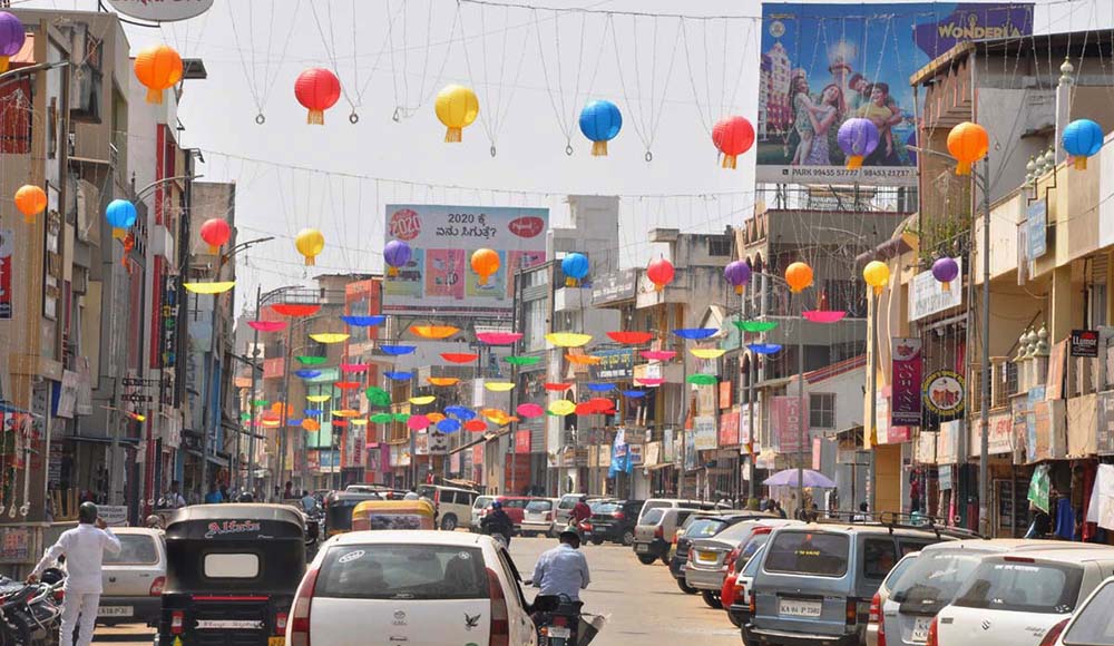 ಶುಕ್ರವಾರ ಚಿಕ್ಕಮಗಳೂರು ಜಿಲ್ಲಾ ಉತ್ಸವಕ್ಕೆ ಚಾಲನೆ: ತಳಿರು ತೋರಣಗಳಿಂದ ಸಿಂಗಾರಗೊಂಡ ನಗರ