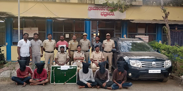 ಹೆದ್ದಾರಿಯಲ್ಲಿ ದರೋಡೆಗೆ ಹೊಂಚು ಹಾಕುತ್ತಿದ್ದ ಆರೋಪ: ಐವರ ಬಂಧನ