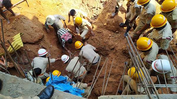 ಮಂಗಳೂರು: ಕಂಪೌಂಡ್ ಕುಸಿತ; ಮಣ್ಣಿನಡಿ ಸಿಲುಕಿ ಇಬ್ಬರು ಕಾರ್ಮಿಕರು ಮೃತ್ಯು