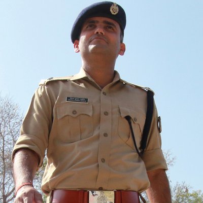 ಅಮಾಯಕ ಜೀವಗಳ ರಕ್ಷಿಸಲು ಶಸ್ತ್ರಸಜ್ಜಿತ ಗುಂಪನ್ನು ಎದುರಿಸಿದ ಪೊಲೀಸ್ ಅಧಿಕಾರಿ