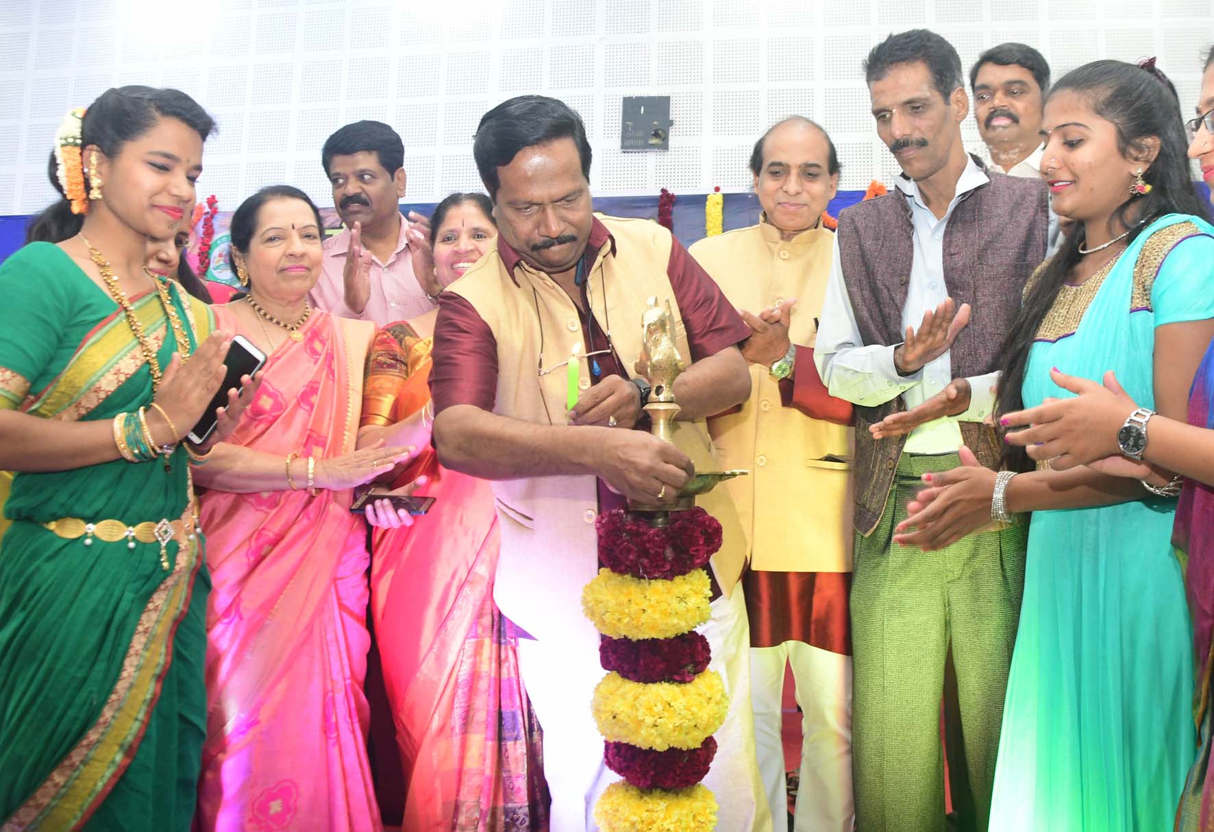 ಆಂಗ್ಲ ಅನ್ನ ನೀಡುವ ಭಾಷೆಯಲ್ಲ: ಕನ್ನಡ ಅಭಿವೃದ್ಧಿ ಪ್ರಾಧಿಕಾರದ ಅಧ್ಯಕ್ಷ ಟಿ.ಎಸ್.ನಾಗಾಭರಣ