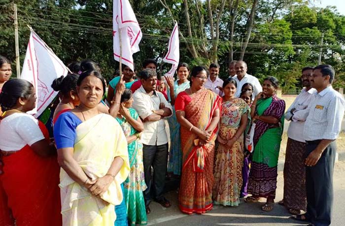 ಸಿಐಟಿಯು ರಾಜ್ಯಾಧ್ಯಕ್ಷೆ ಎಸ್.ವರಲಕ್ಷ್ಮಿ ಬಂಧನ ಖಂಡಿಸಿ ಪ್ರತಿಭಟನೆ