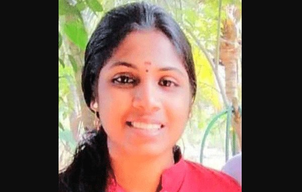 ಚಲಿಸುತ್ತಿದ್ದ ರೈಲಿನಿಂದ  ಬಿದ್ದು ಗಾಯಗೊಂಡಿದ್ದ ಕಾಲೇಜು ವಿದ್ಯಾರ್ಥಿನಿ ಮೃತ್ಯು