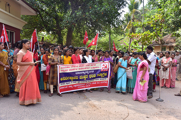 ಮಂಗಳೂರು: ವಿವಿಧ ಬೇಡಿಕೆ ಈಡೇರಿಕೆಗೆ ಆಗ್ರಹಿಸಿ ಬಿಸಿಯೂಟ ನೌಕರರ ಧರಣಿ