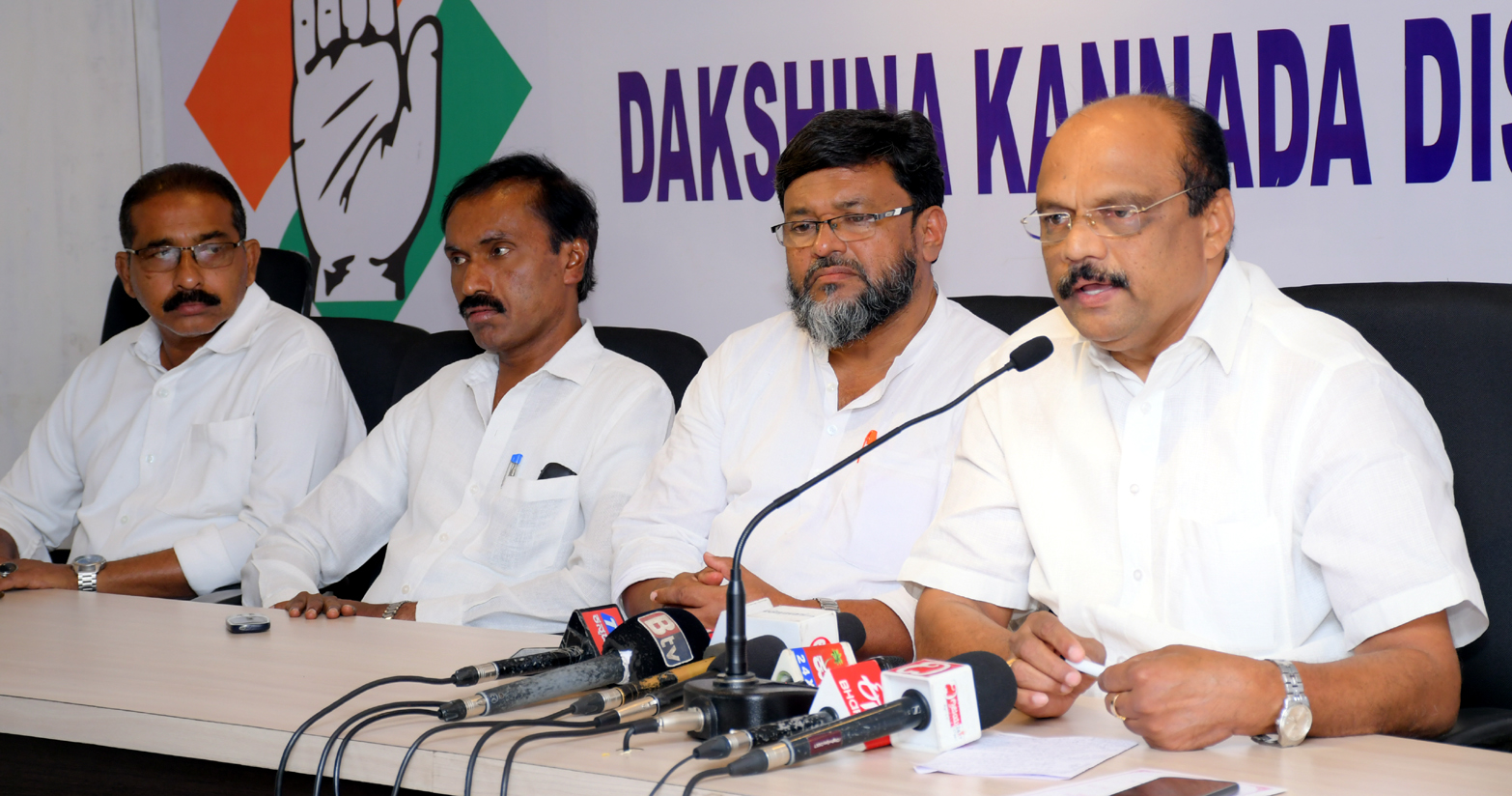 ಸಂಸದ ಅನಂತ ಕುಮಾರ್ ಹೆಗಡೆ ವಿರುದ್ಧ ದೇಶದ್ರೋಹ ಪ್ರಕರಣಕ್ಕೆ ಒತ್ತಾಯ : ಹರೀಶ್ ಕುಮಾರ್