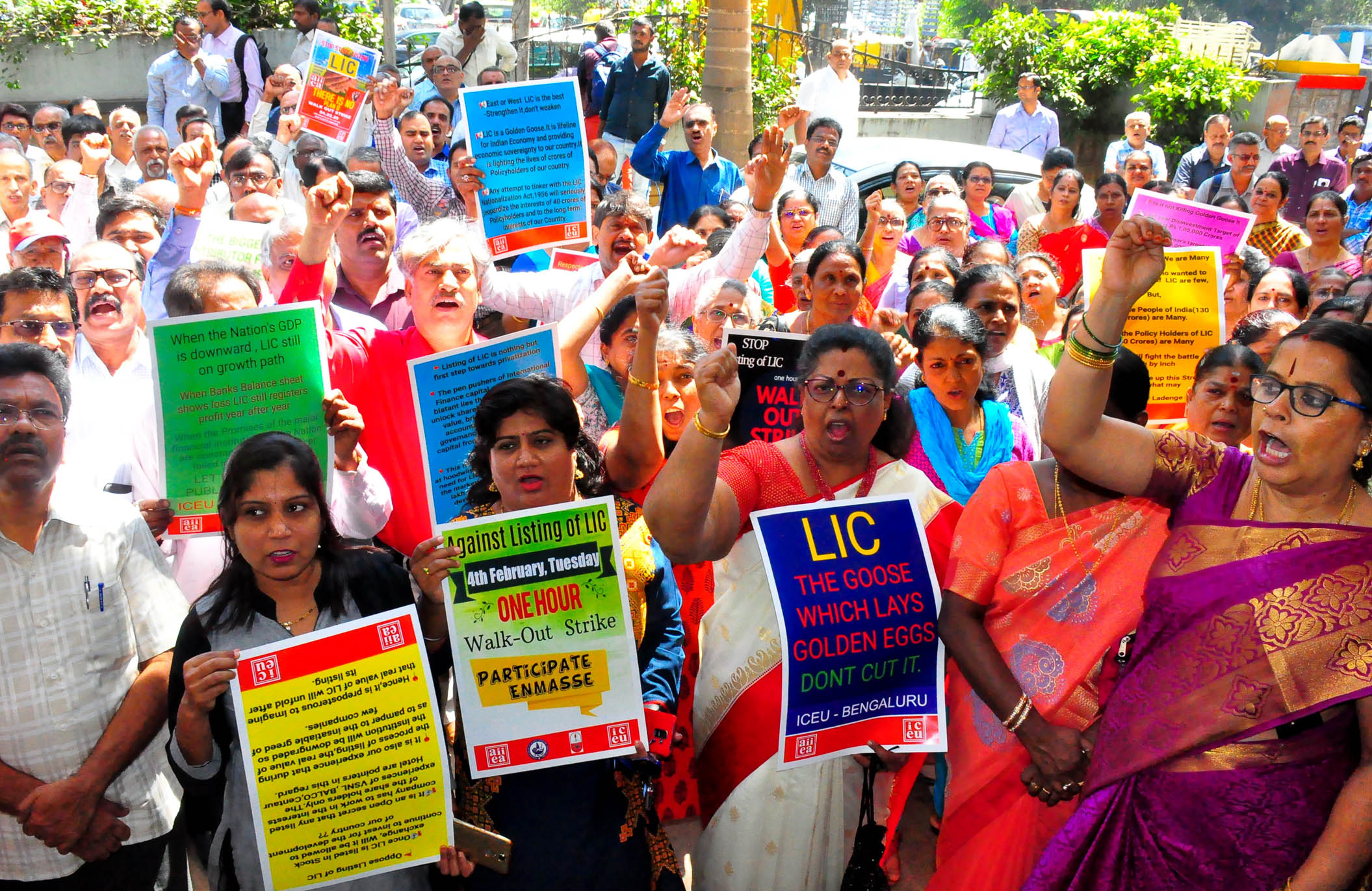 ಎಲ್‌ಐಸಿ ಖಾಸಗೀಕರಣ: ಬೆಂಗಳೂರಿನಲ್ಲಿ ಕೇಂದ್ರ ಸರಕಾರದ ವಿರುದ್ಧ ಬೀದಿಗಿಳಿದ ನೌಕರರು