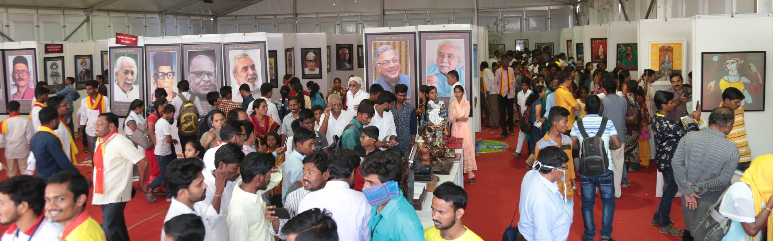 ಸಾಹಿತ್ಯ ಪ್ರೇಮಿಗಳನ್ನು ಆಕರ್ಷಿಸುತ್ತಿರುವ ಪುಸ್ತಕ ಮಳಿಗೆಗಳು