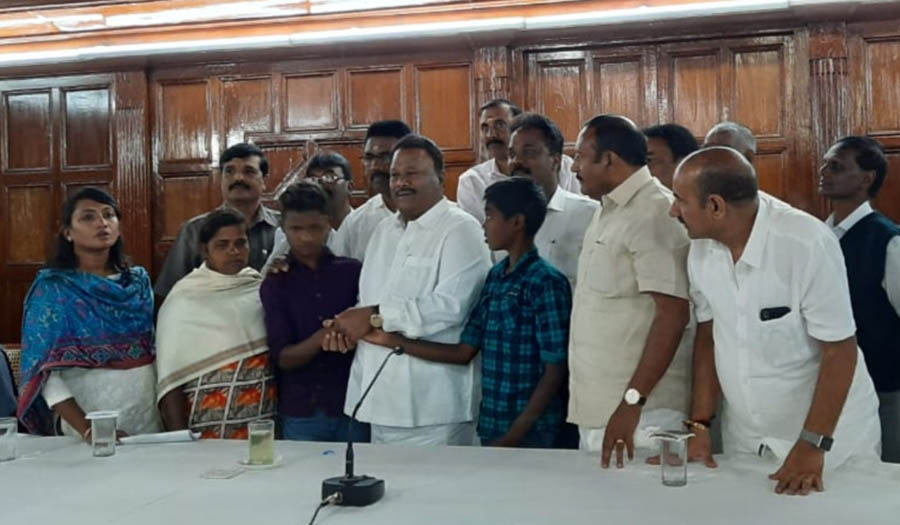 ಚಪ್ಪಲಿ ಕಳಚಲು ಹೇಳಿದ ಪ್ರಕರಣ: ಆದಿವಾಸಿ ಬಾಲಕ, ತಾಯಿಯ ಕ್ಷಮೆ ಕೋರಿದ ಸಚಿವ