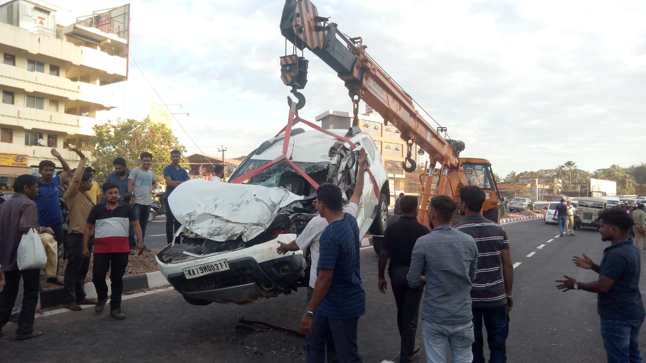 ಪಂಪ್‌ವೆಲ್ ಮೇಲ್ಸೇತುವೆಯಿಂದ ಬಿದ್ದ ಕಾರು: ಅಪಘಾತದಲ್ಲಿ ಓರ್ವ ಮೃತ್ಯು; ಇಬ್ಬರು ಗಂಭೀರ