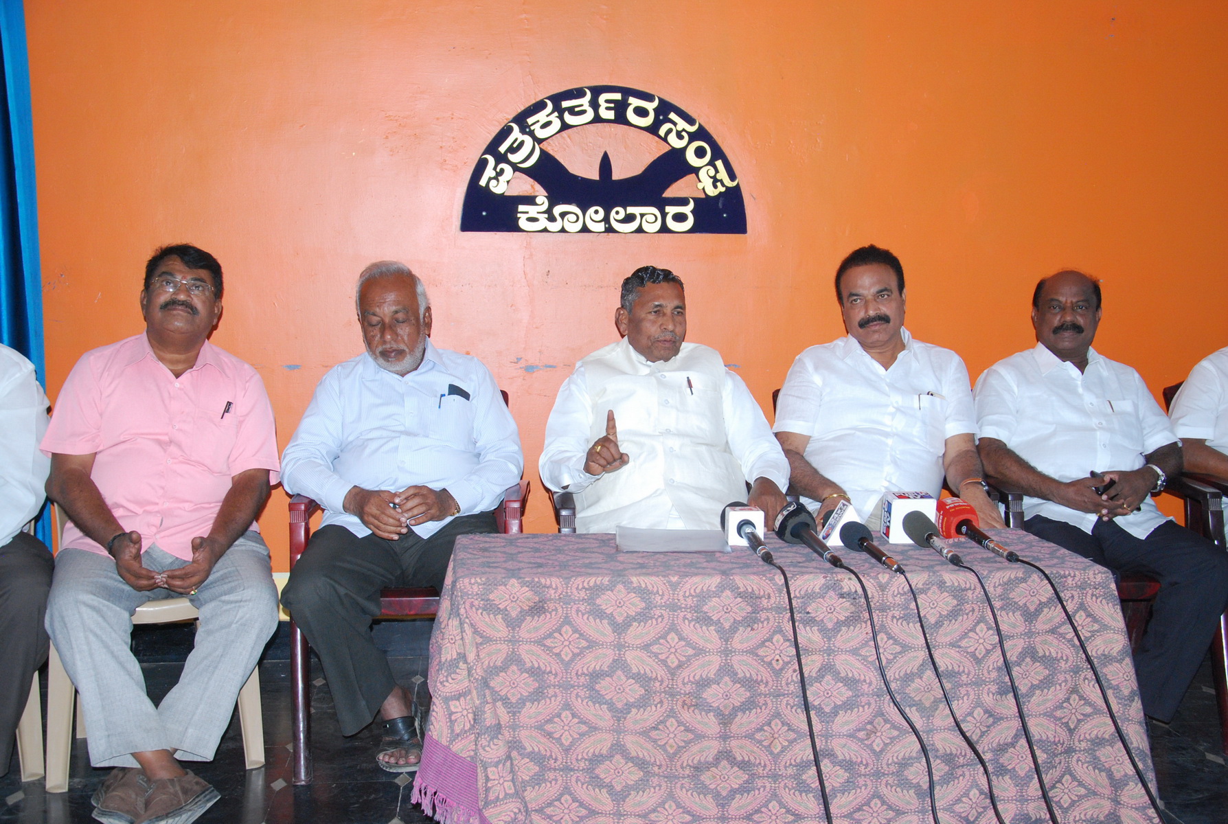 ರೈಲು ಕೋಚ್ ಫ್ಯಾಕ್ಟರಿ ಕೈಬಿಟ್ಟರೆ ಉಗ್ರ ಹೋರಾಟ: ಕೆ.ಹೆಚ್.ಮುನಿಯಪ್ಪ ಎಚ್ಚರಿಕೆ