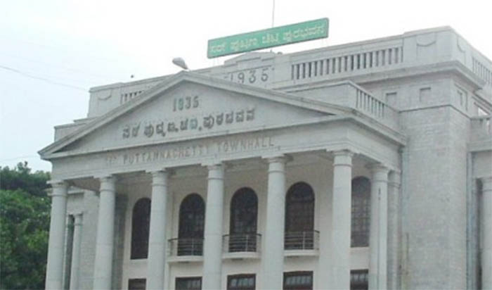 ಪುರಭವನದ ಮುಂದೆ ಪ್ರತಿಭಟನೆ ನಿಷೇಧ: ಆದೇಶ ವಾಪಸ್ ಗೆ ಹೋರಾಟಗಾರರು, ಸಾಹಿತಿಗಳ ಪಟ್ಟು