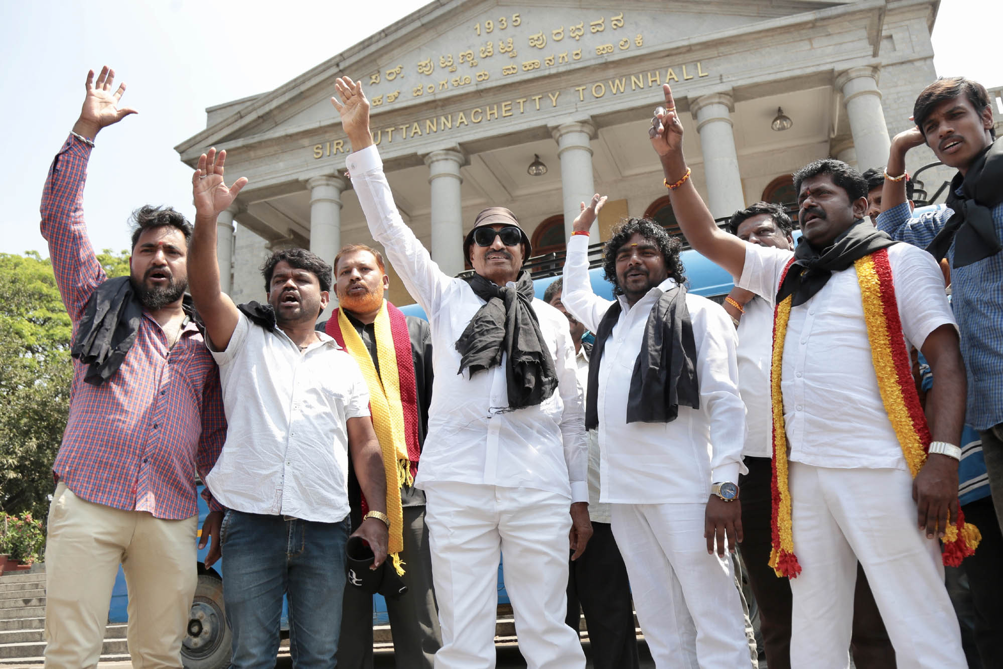 ನಿಷೇಧ ಆದೇಶಕ್ಕೆ ಖಂಡನೆ: ಪುರಭವನದ ಮುಂದೆಯೇ ಪ್ರತಿಭಟಿಸಿ ಆಕ್ರೋಶ