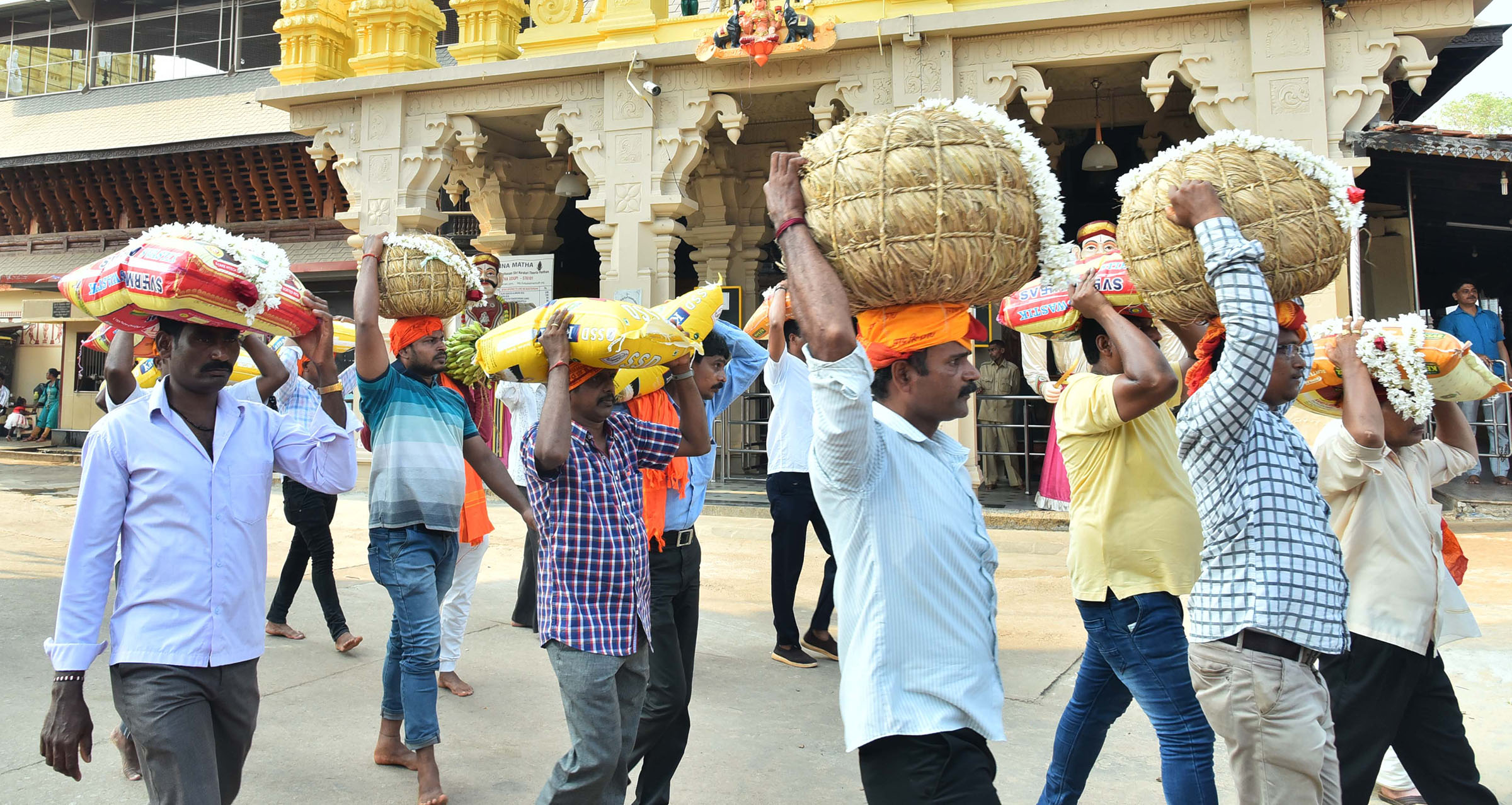 ಪರ್ಯಾಯ ಅದಮಾರು ಮಠಕ್ಕೆ ಹೊರೆಕಾಣಿಕೆ ಸಮರ್ಪಣೆ