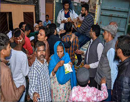 ಹಸಿವೆಯಿಂದ ಕಂಗೆಟ್ಟ ದಿಲ್ಲಿ ನಿವಾಸಿಗಳು: 1 ಲೀಟರ್ ಹಾಲಿಗೆ 100 ರೂ.!