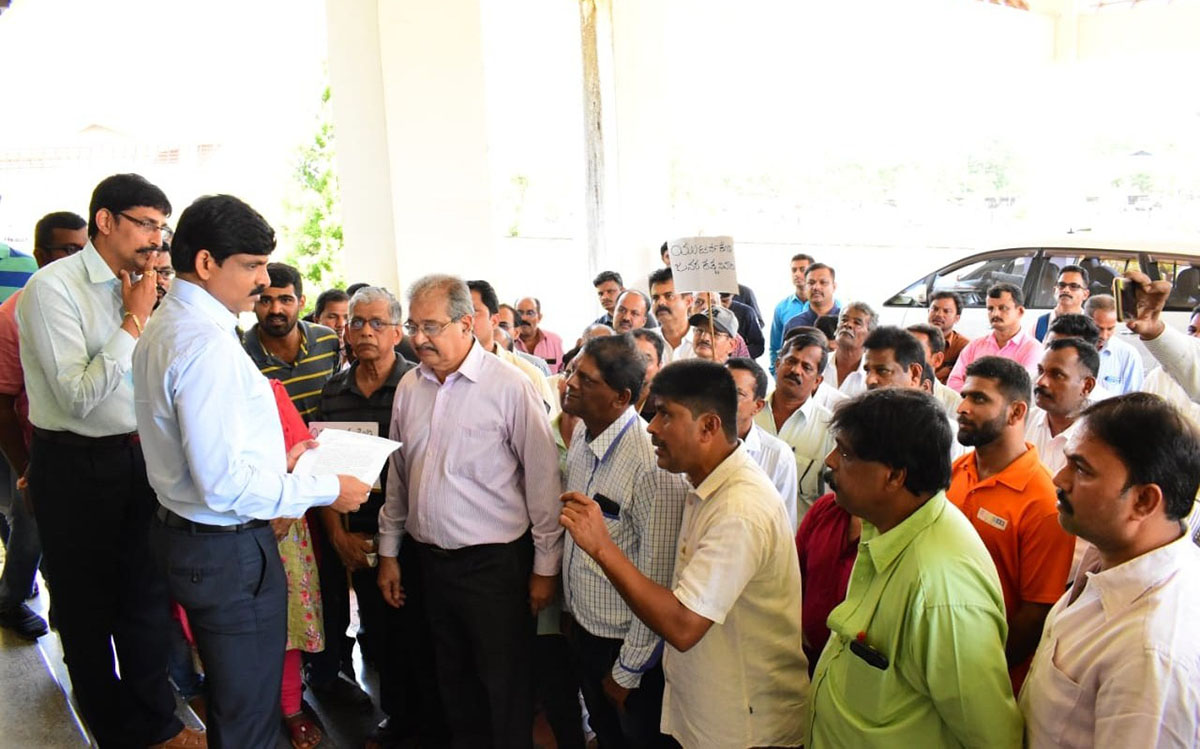 ಲಕ್ಷ್ಮೀಂದ್ರನಗರದಲ್ಲಿ ಯುಟರ್ನ್‌ಗೆ ಆಗ್ರಹಿಸಿ ಸ್ಥಳೀಯರಿಂದ ಧರಣಿ