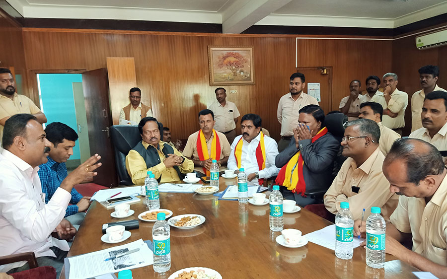 ಕನ್ನಡಿಗರ ಸವಲತ್ತು ತಮಿಳರಿಗೆ ನೀಡಿರುವುದು ಯಾವ ಪುರುಷಾರ್ಥಕ್ಕೆ ?: ಟಿ.ಎಸ್.ನಾಗಾಭರಣ ಕಿಡಿ