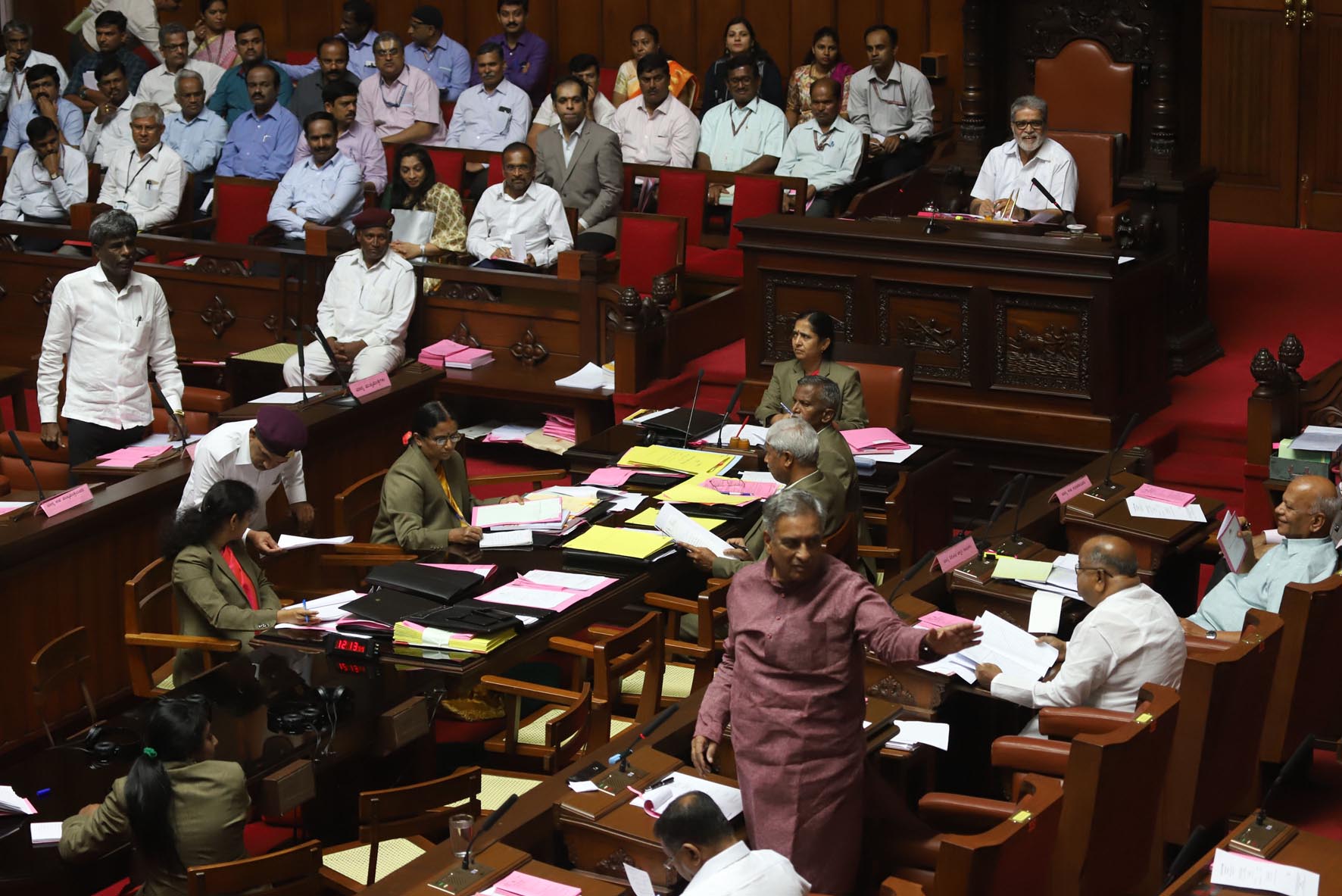 ‘ನಿಮ್ಮ ಅಪ್ಪನ ಮನೆಯಿಂದ ಹಣ ತರುತ್ತೀರಾ ?’: ಸದನದಲ್ಲಿ ಗದ್ದಲ ಸೃಷ್ಟಿಸಿದ ಜೆಡಿಎಸ್‌ ಸದಸ್ಯನ ಹೇಳಿಕೆ