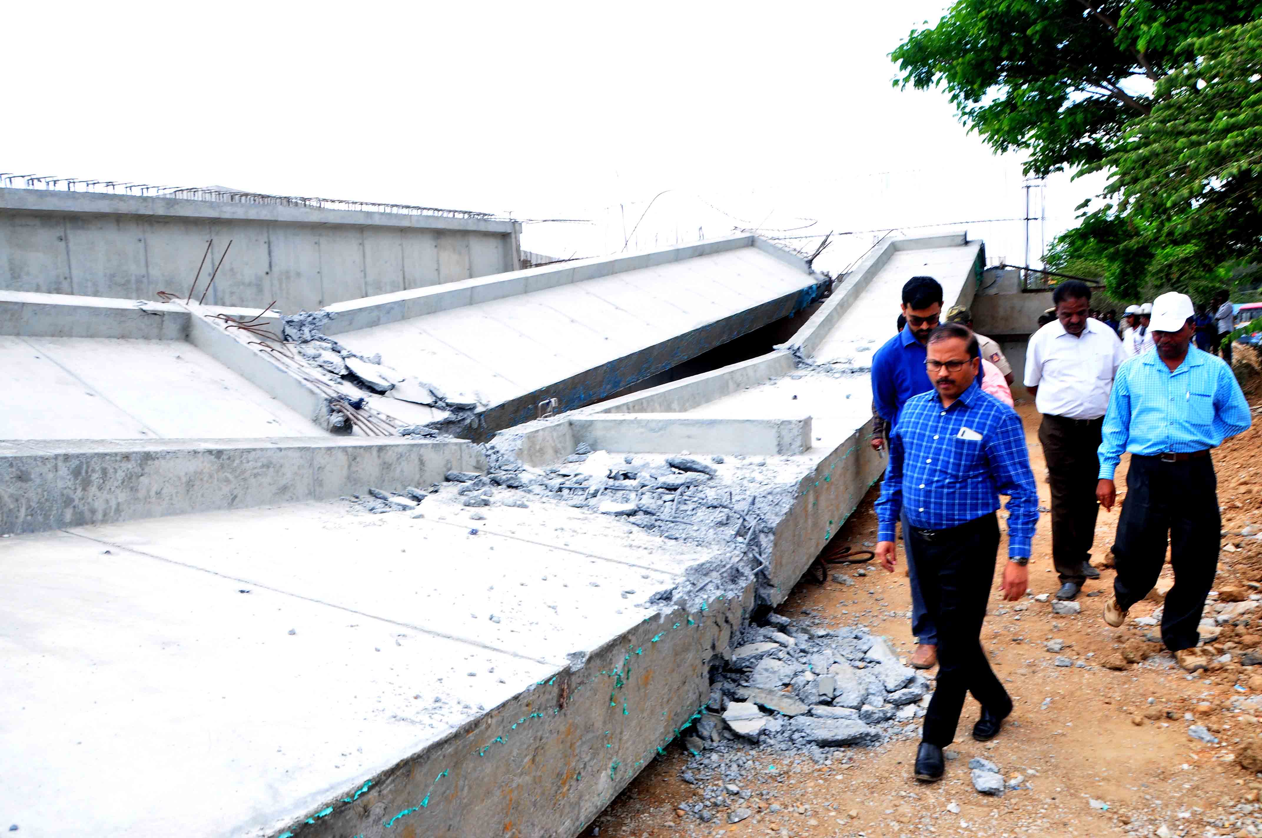 ಹಾಸನ: ನಿರ್ಮಾಣ ಹಂತದ ಮೇಲ್ಸೇತುವೆ ಕುಸಿತ