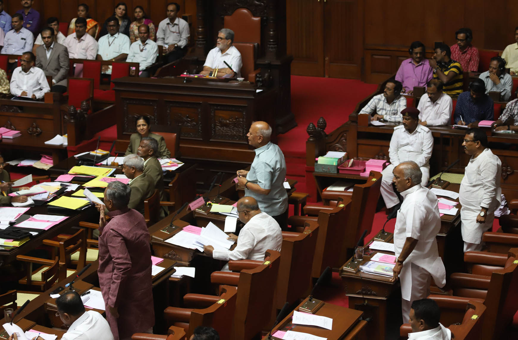 ಕೊರೋನದಿಂದ ಬಚಾವಾಗಲು ಬ್ರಾಂದಿ ಮೊರೆ ಹೋಗಬೇಕಾಗಿದೆ: ಮೇಲ್ಮನೆಯಲ್ಲಿ ಸ್ವಾರಸ್ಯಕರ ಚರ್ಚೆ