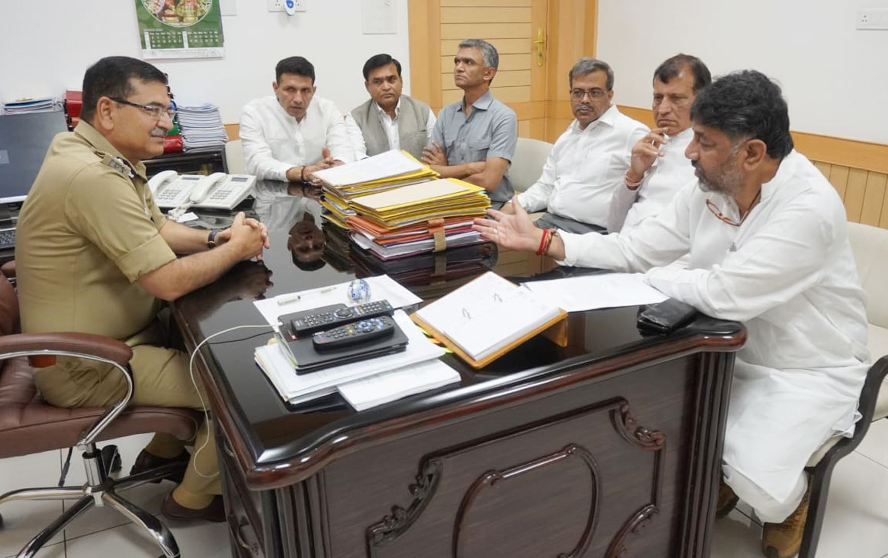 ಮಧ್ಯಪ್ರದೇಶ ಶಾಸಕರ ಭೇಟಿ ವೇಳೆ ಪೊಲೀಸರ ದುರ್ವರ್ತನೆ ಆರೋಪ: ಎಡಿಜಿಪಿಗೆ ದೂರು ಸಲ್ಲಿಸಿದ ಕಾಂಗ್ರೆಸ್ ನಿಯೋಗ