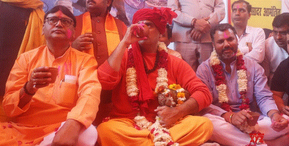 ಕೊರೊನಾವೈರಸ್ ತಡೆಯುತ್ತದೆ ಎಂದು ಗೋಮೂತ್ರ ಸೇವನೆ ಪಾರ್ಟಿ ಆಯೋಜಿಸಿದ ಹಿಂದು ಮಹಾಸಭಾ