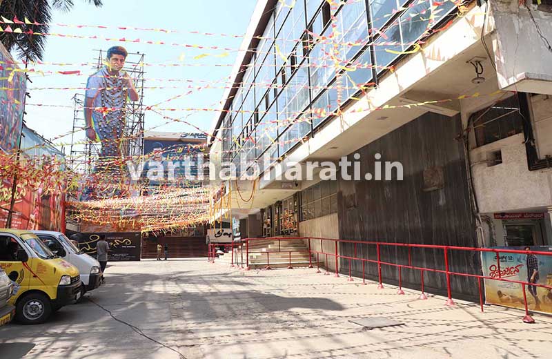 ಬೆಂಗಳೂರು: ಚಿತ್ರಮಂದಿರಳ ಮುಂದೆ ನೋ ಶೋ ಬೋರ್ಡ್