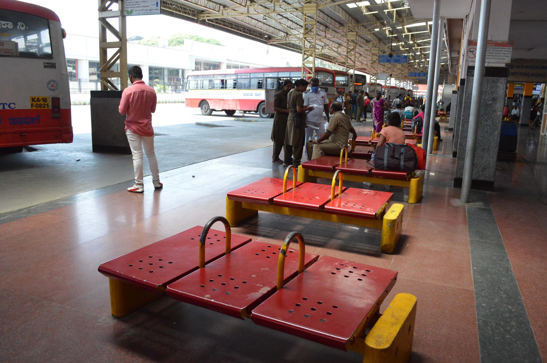 ವಿಮಾನ ನಿಲ್ದಾಣ, ಮೆಟ್ರೊ, ಬಸ್ ನಿಲ್ದಾಣಗಳಲ್ಲಿ ವಿರಳ ಸಂಚಾರ