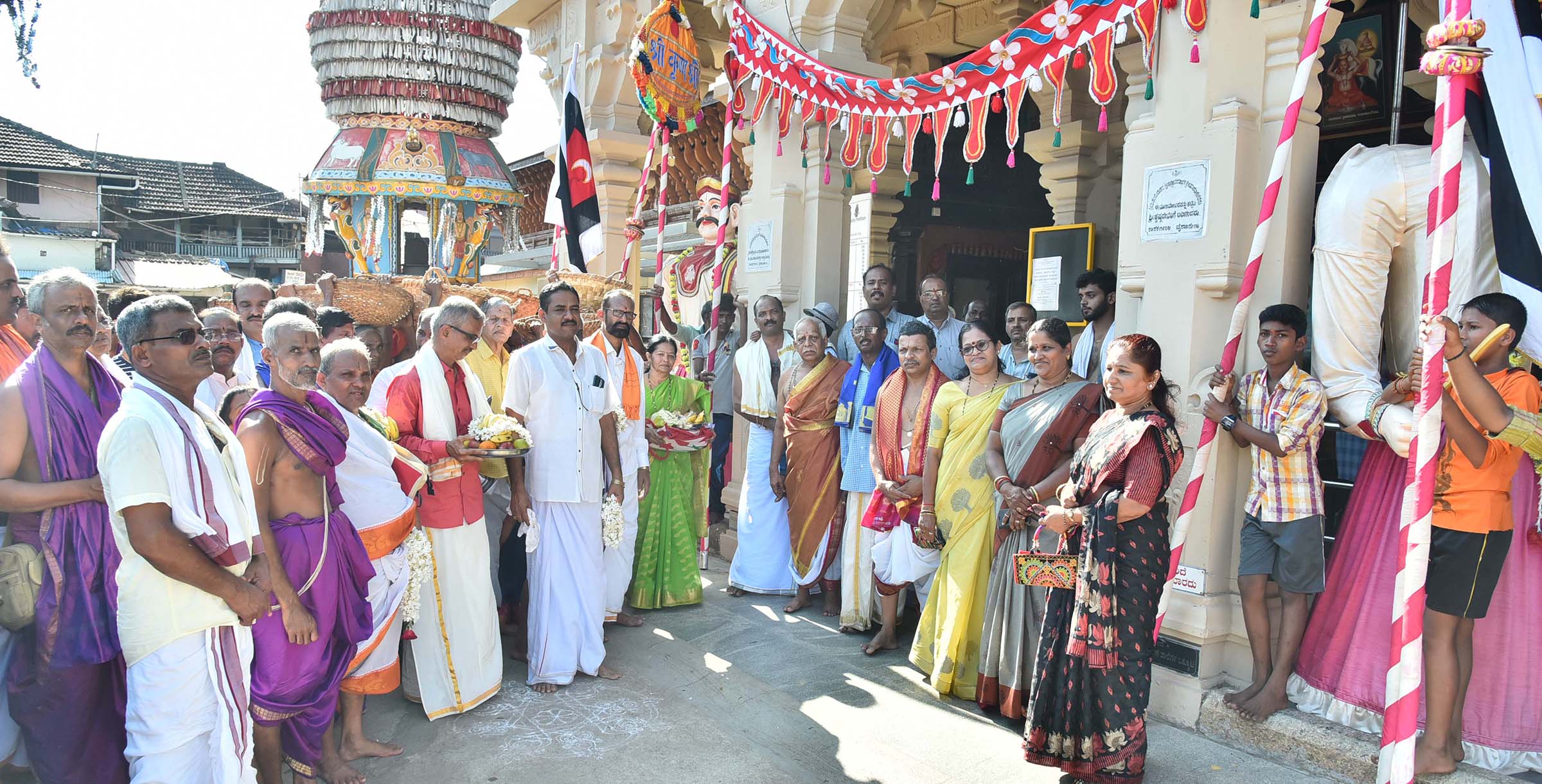 ಪರ್ಯಾಯ ಅದಮಾರು ಮಠಕ್ಕೆ ಹೊರೆಕಾಣಿಕೆ ಅರ್ಪಣೆ
