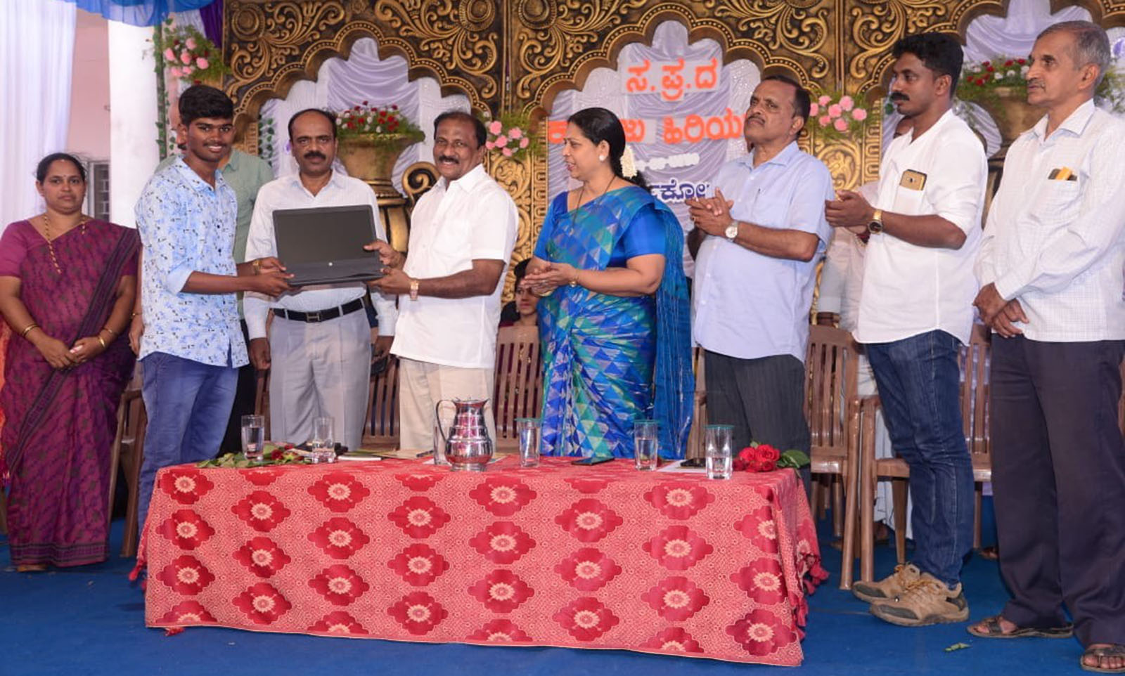 ಹಿರಿಯಡಕ: ವಿದ್ಯಾರ್ಥಿಗಳಿಗೆ ಉಚಿತ ಲ್ಯಾಪ್‌ಟಾಪ್ ವಿತರಣೆ