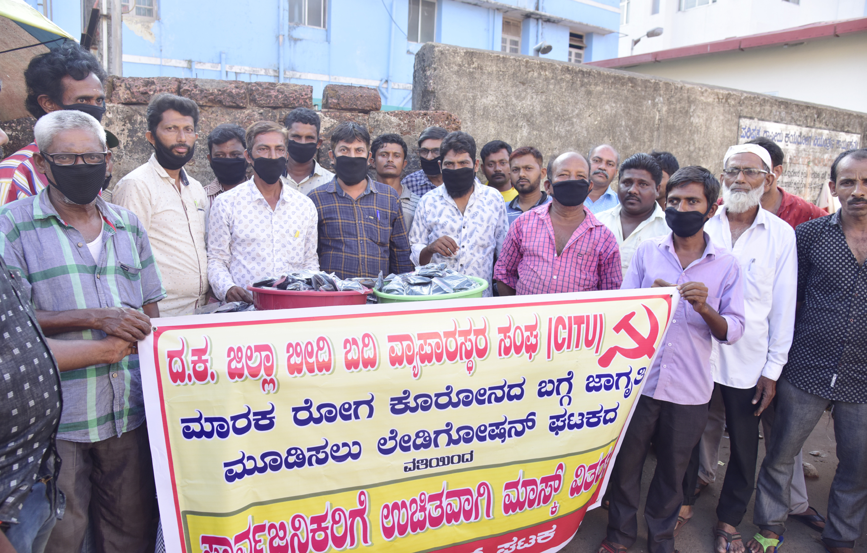 ಕೊರೋನ ಸೋಂಕಿನ ಬಗ್ಗೆ ಜಾಗೃತಿ: ಬೀದಿಬದಿ ವ್ಯಾಪಾರಸ್ಥರ ಸಂಘದಿಂದ ಮಾಸ್ಕ್ ವಿತರಣೆ