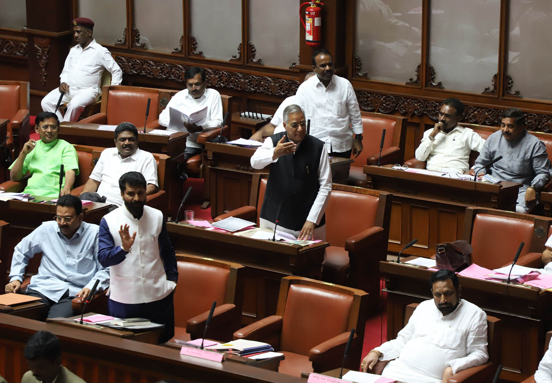 ಬ್ರಿಟಷರಿಗೆ ಅಭಿನಂದನೆ ಸಲ್ಲಿಸಬೇಕು: ಮೇಲ್ಮನೆಯಲ್ಲಿ ವಾದ-ವಿವಾದ