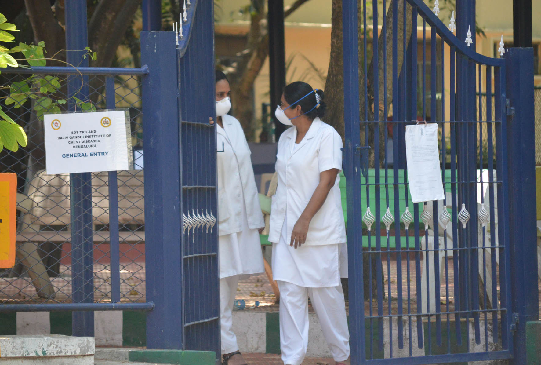 ಬೆಂಗಳೂರಿನ ಆಸ್ಪತ್ರೆಯಲ್ಲಿ ಓಡಾಡಿದ್ದ ಕೊರೋನ ಸೋಂಕಿತೆ: ಕಂಗಾಲಾದ ಸಿಬ್ಬಂದಿ