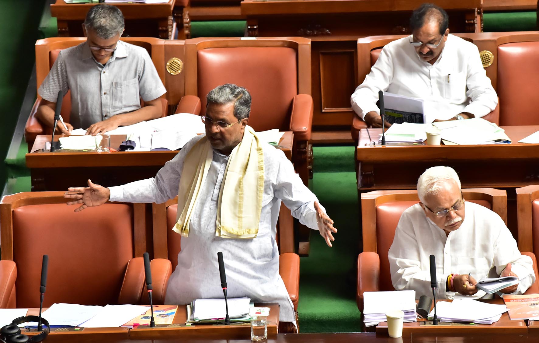 ಕೋಲಾಹಲದ ನಡುವೆ ವಿಧಾನಸಭೆಯಲ್ಲಿ ಭೂ ಸುಧಾರಣೆಗಳ ತಿದ್ದುಪಡಿ ವಿಧೇಯಕಕ್ಕೆ ಅಸ್ತು