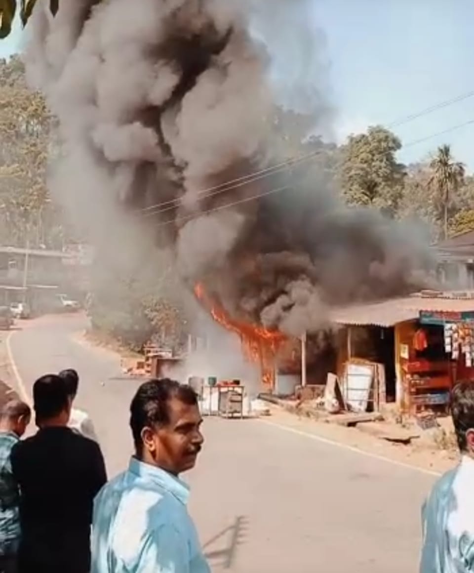 ಅಗ್ನಿ ಆಕಸ್ಮಿಕ: ಹಾರ್ಡ್‍ವೇರ್ ಅಂಗಡಿ ಸುಟ್ಟು ಭಸ್ಮ