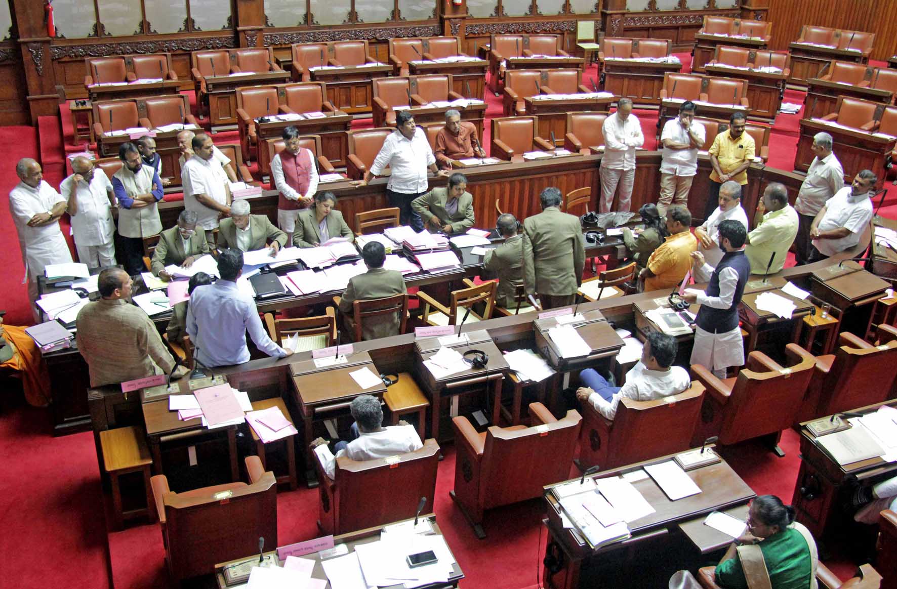 ಗೋವಾ ಕನ್ನಡಿಗರ ಮೇಲೆ ಹಲ್ಲೆ ಆರೋಪ: ಸದನದ ಬಾವಿಗಿಳಿದು ಪ್ರತಿಭಟಿಸಿದ ಪ್ರತಿಪಕ್ಷದ ಸದಸ್ಯರು