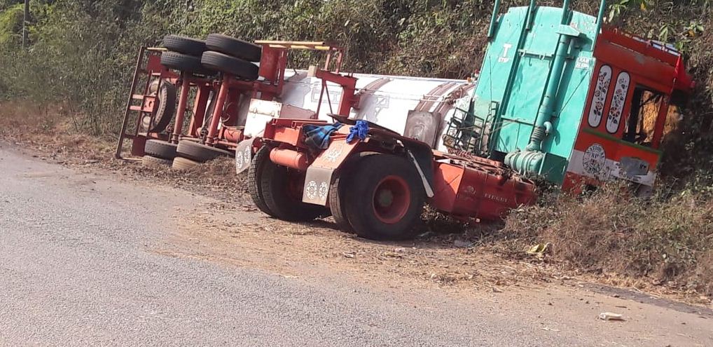 ಅಡುಗೆ ಅನಿಲ ಟ್ಯಾಂಕರ್ ಪಲ್ಟಿ: ಚಾಲಕ ಗಂಭೀರ