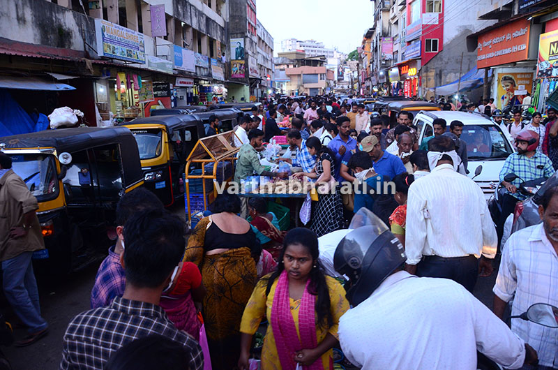 ಮಂಗಳೂರಿನಲ್ಲಿ ದಿನಸಿ ಸಾಮಾಗ್ರಿ ಖರೀದಿಸಲು ಮುಗಿಬಿದ್ದ ಜನತೆ