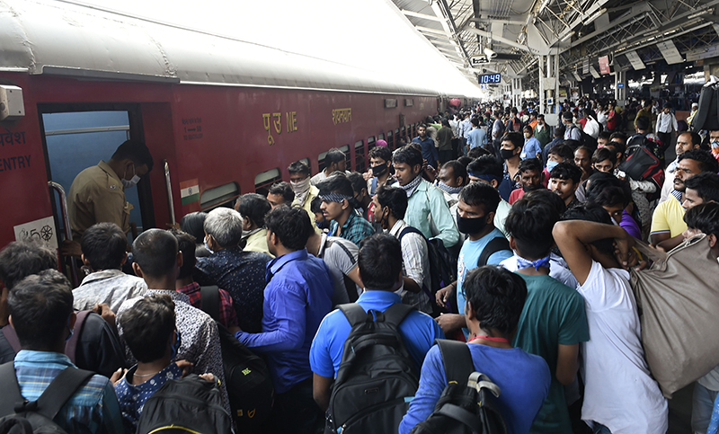 ಕೊರೋನಾ ಭೀತಿ, ಉದ್ಯೋಗ ನಷ್ಟ: ಮುಂಬೈನಿಂದ ಲಕ್ಷಾಂತರ ವಲಸಿಗ ಕಾರ್ಮಿಕರ ‘ಪಲಾಯನ’