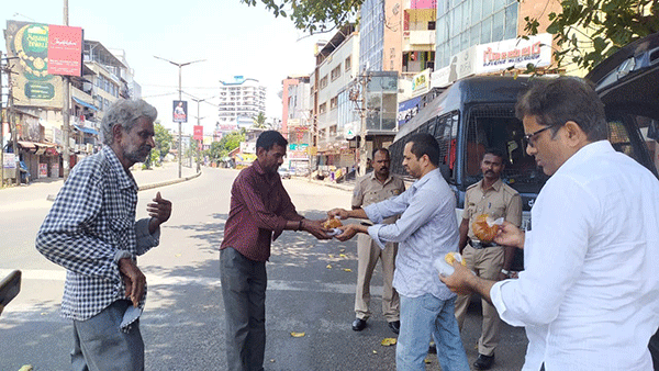 ಮಂಗಳೂರಿನಲ್ಲಿ ಸಂಕಷ್ಟಕ್ಕೆ ಸಿಲುಕಿರುವವರಿಗೆ ಊಟ ಹಂಚುತ್ತಿರುವ ಇಬ್ಬರು